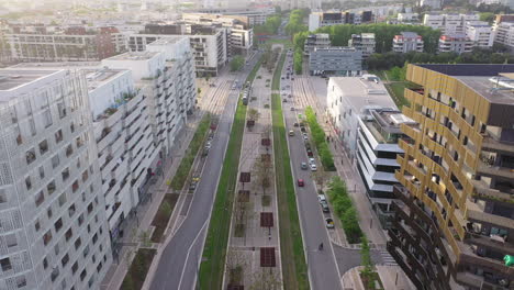 Luftneigung-über-Einer-Straßenbahn-Und-Einem-Kreisverkehr-Mit-Verkehrssonnenuntergang-In-Montpellier